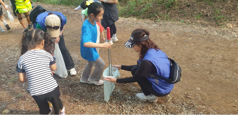 연수구 동춘1동 주민자치회는 지난달 27일 도시 청결과 주민 화합을 위해 봉재산 둘레길 가족 걷기 행사를 했다
